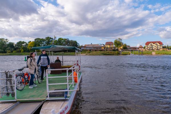 Radfahrer, Fähre Moby Dick, Elbterrassen zu Brambach