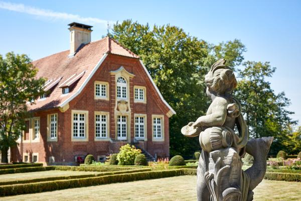 Münsterland e.V./ Philipp Fölting Statue im Garten vom Haus Rüschhaus