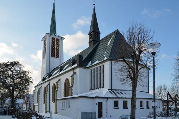 Verschneite St-Ursula-Kirche im Ortsteil Schloß Holte in Schloß Holte-Stukenbrock